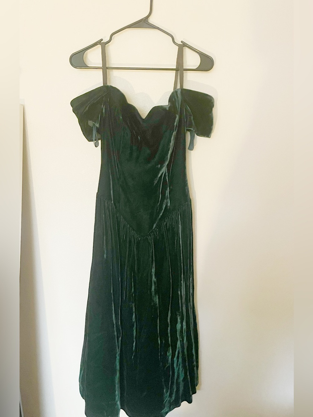 VTG Patra Off-Shoulder Velvet Midi Dress in Deep Green
